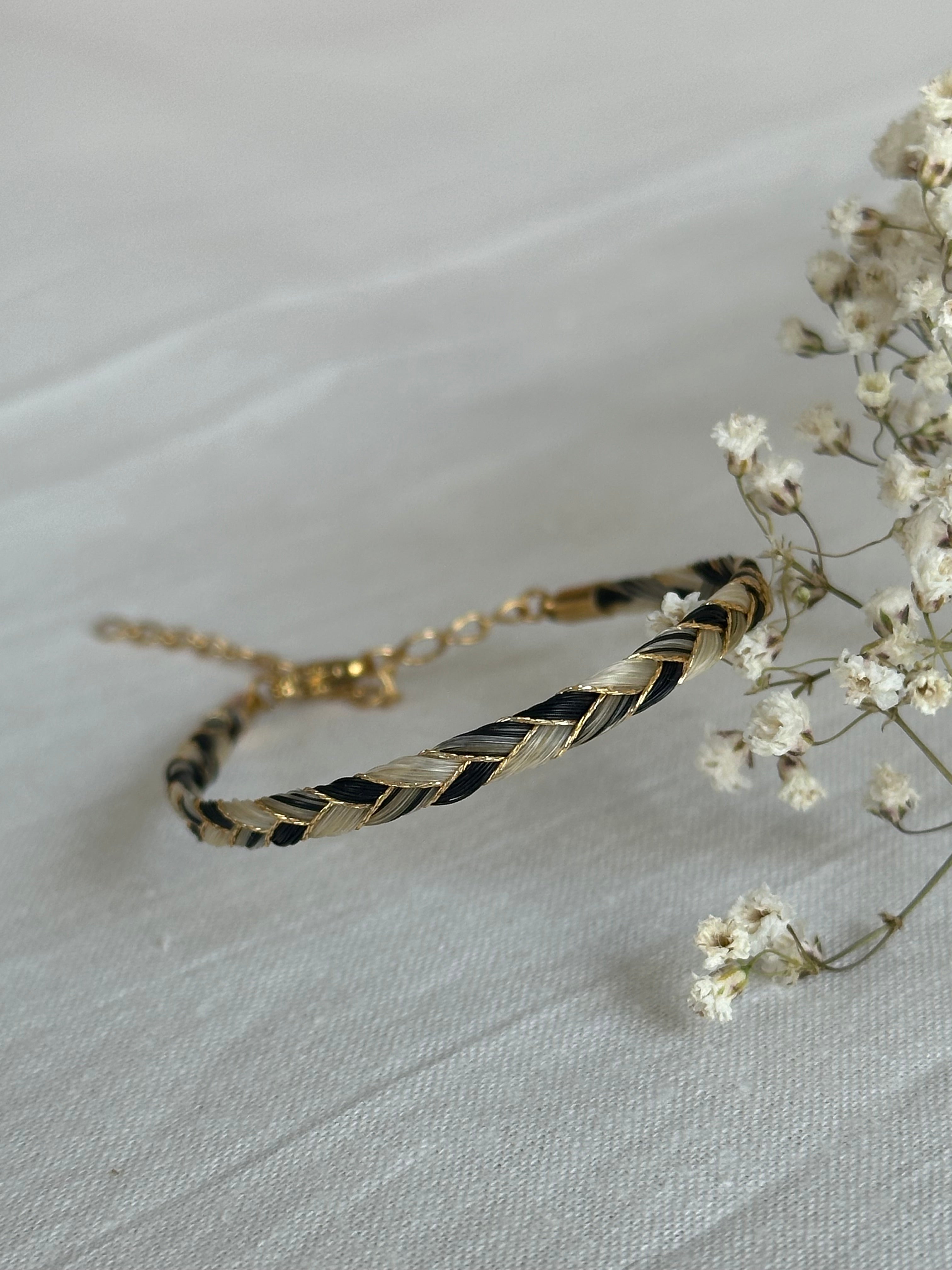 Faire un bijou en crins de cheval simple et sur mesure Faire un bijou en crins de cheval simple et sur mesure