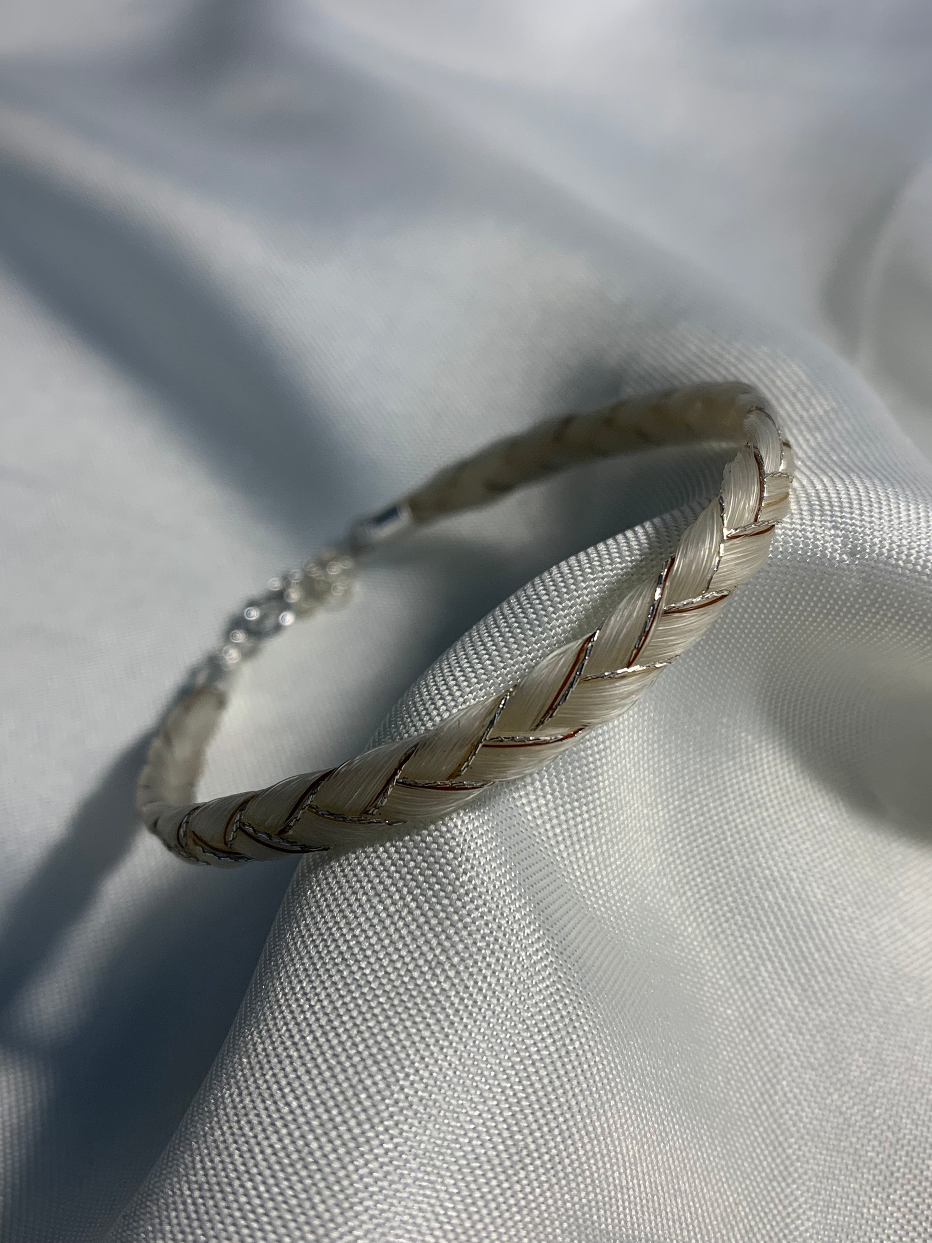 Bracelet crins de cheval et perle feu - Élégance artisanale in France – Chevaux Passion Bracelet crins de cheval et perle feu - Élégance artisanale in France – Chevaux Passion