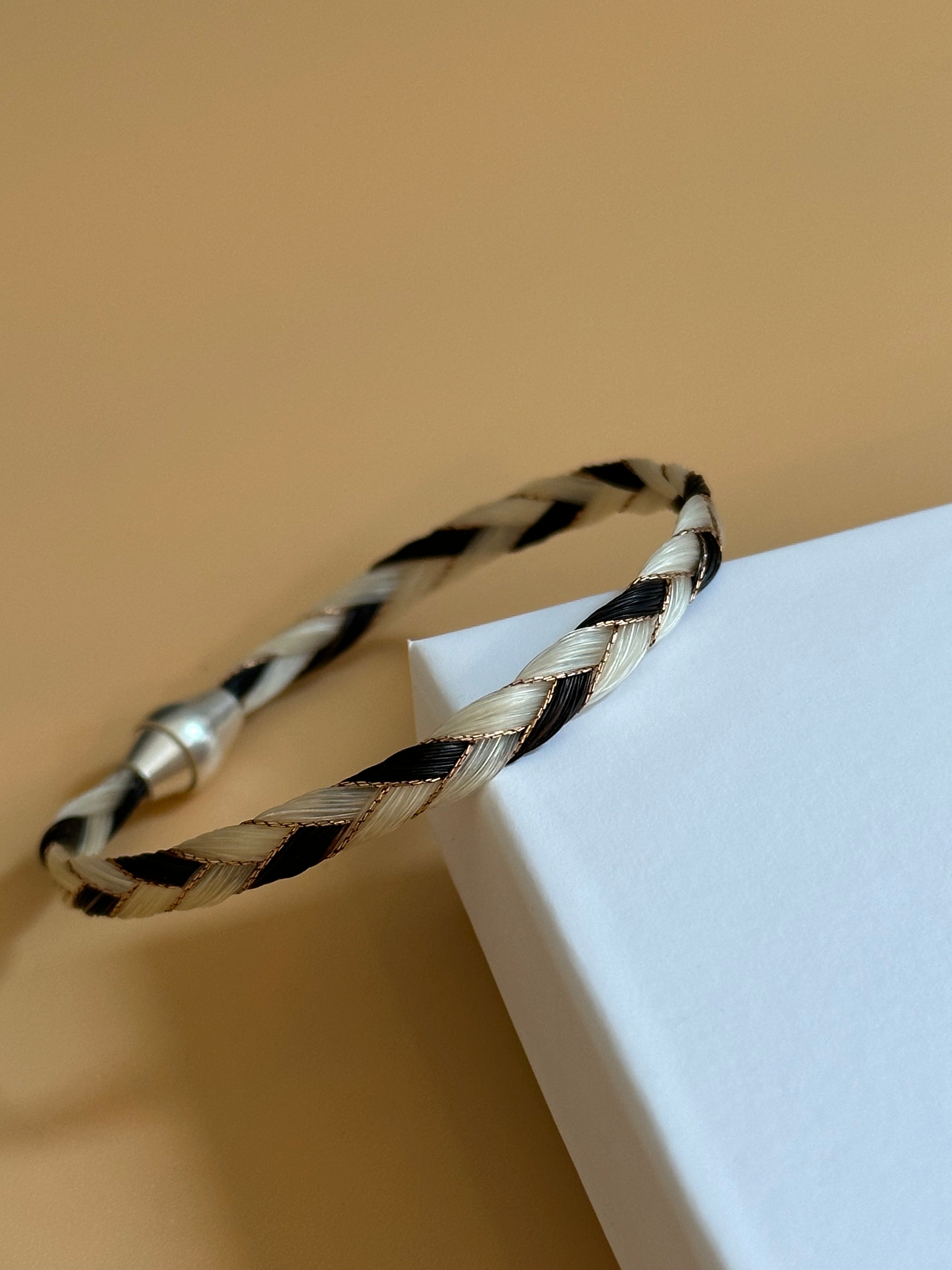 Bracelet en crins de cheval avec un fermoir aimanté